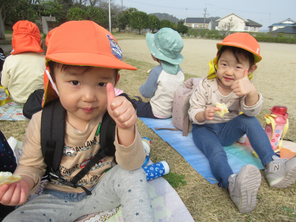 おやつを食べている