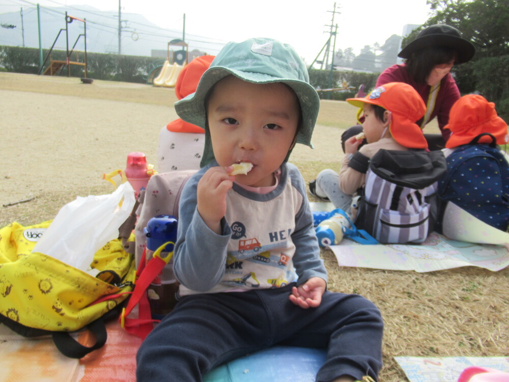 おやつを食べている