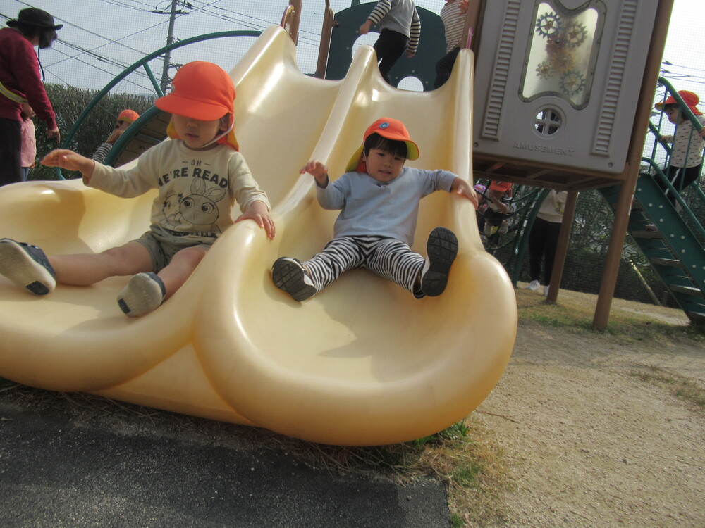 公園で遊んでいる