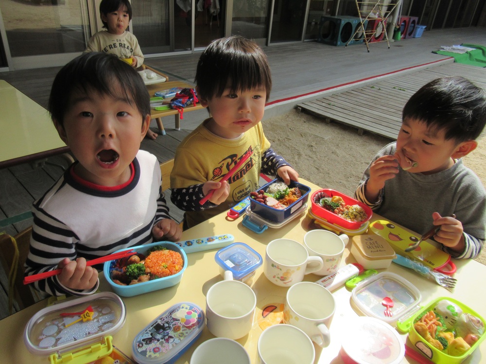 お弁当を食べている