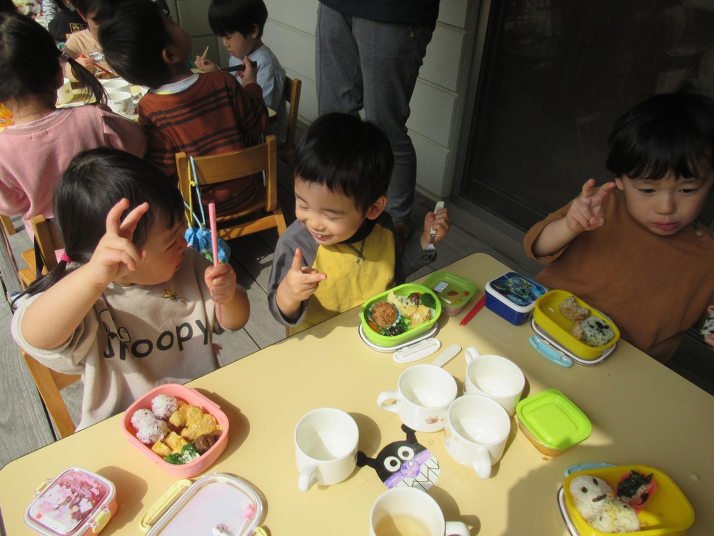 お弁当を食べている