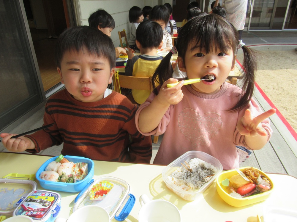 お弁当を食べている