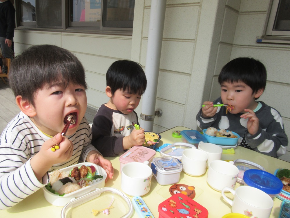 お弁当を食べている