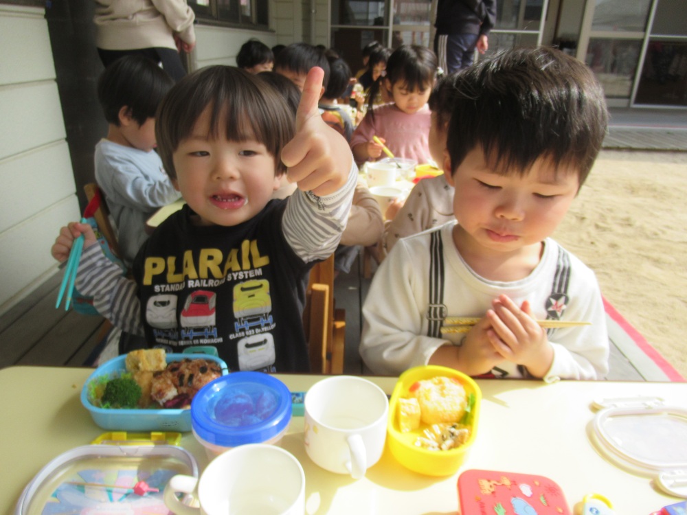 お弁当を食べている