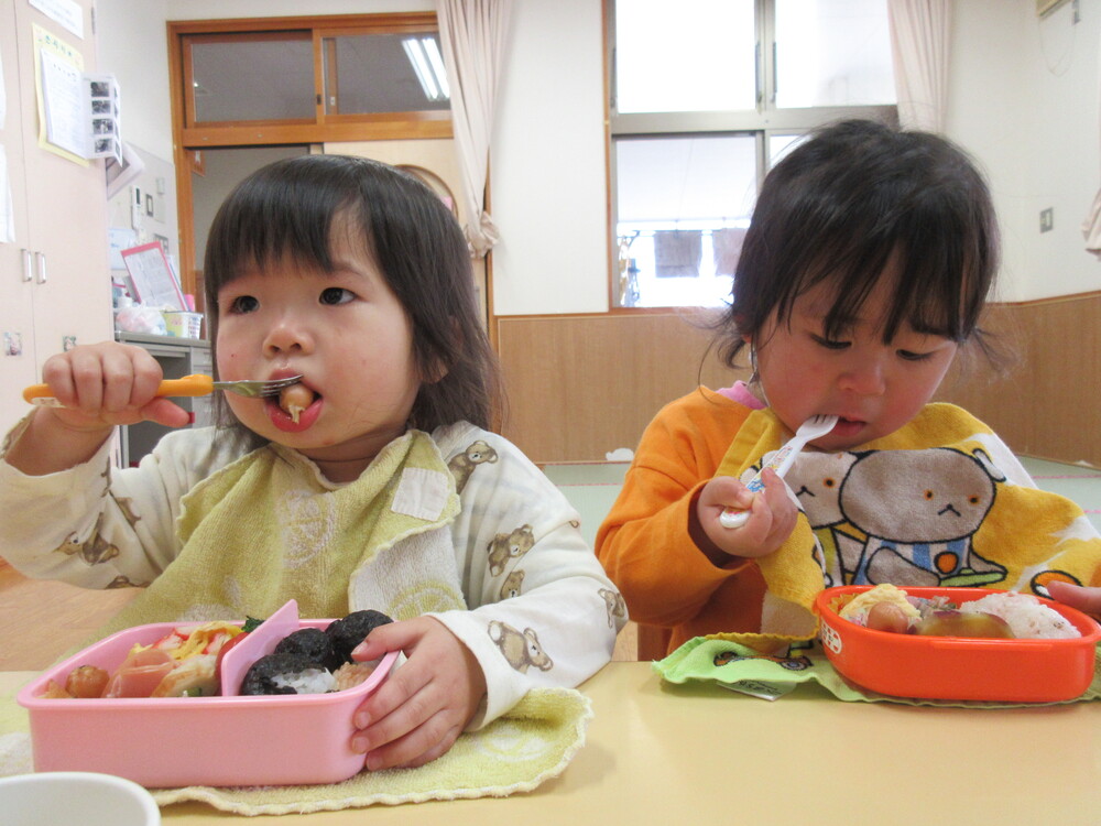 お弁当を食べる