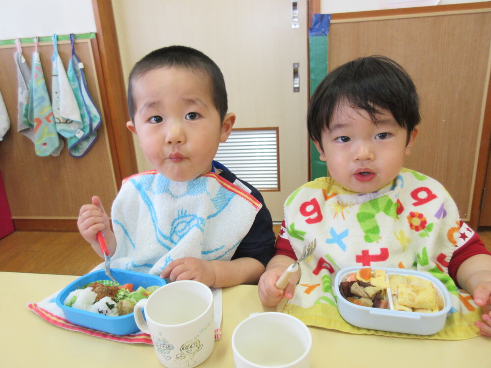 お弁当を食べる