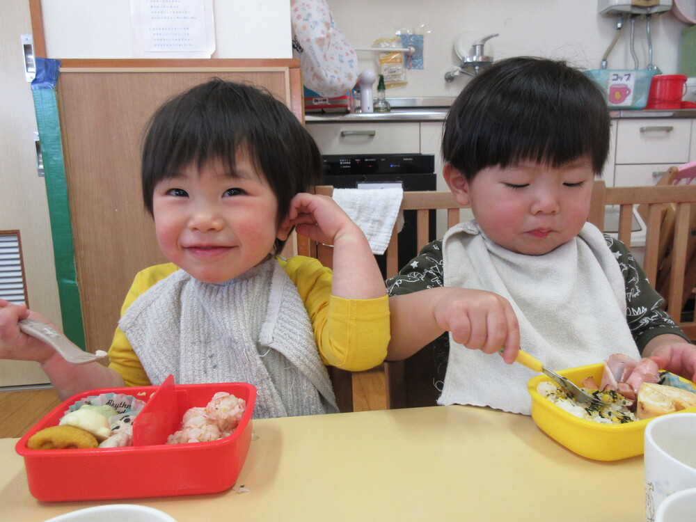 お弁当を食べる