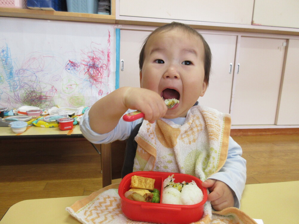 お弁当を食べる