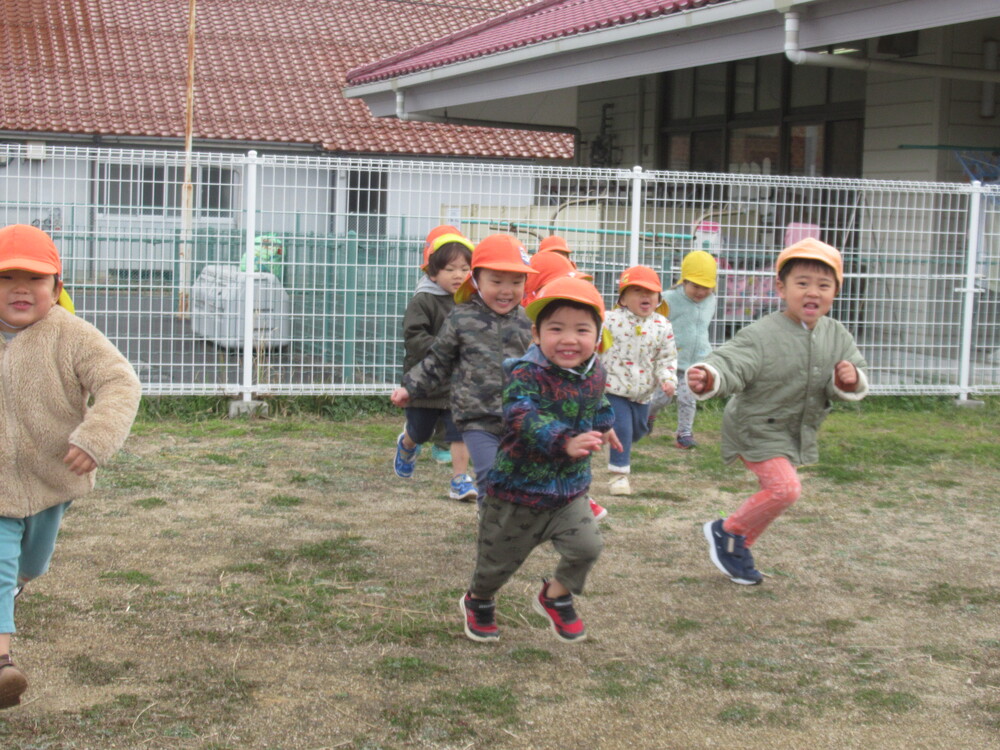 走っている子どもたち