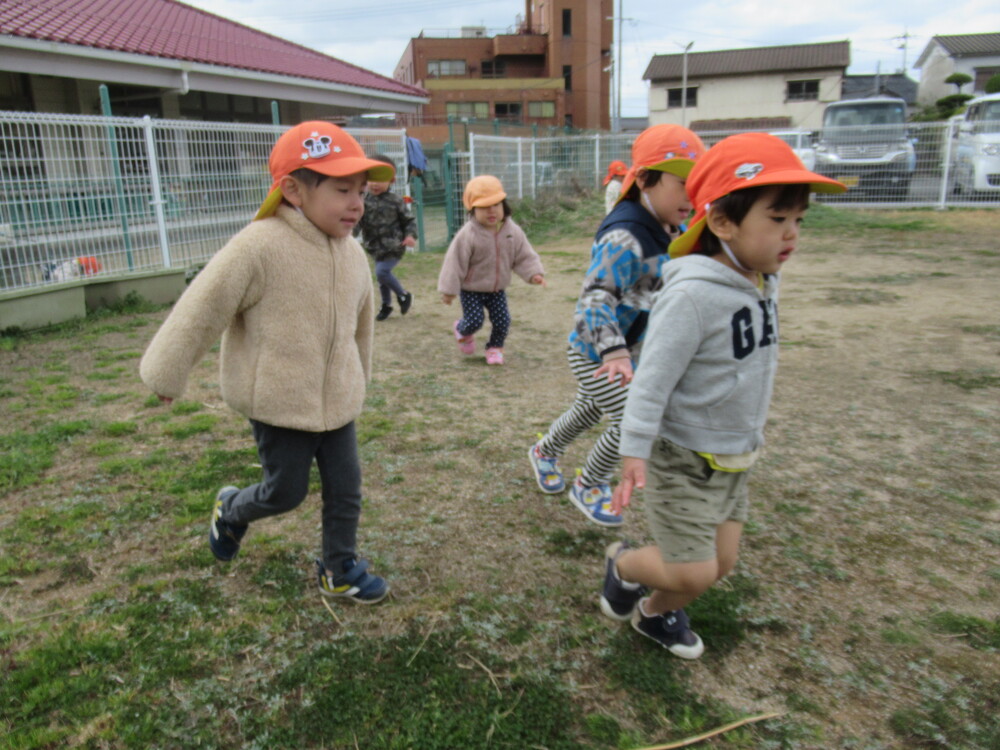 走っている子どもたち