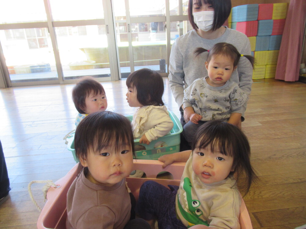 みんなで保育者の話を聞いている