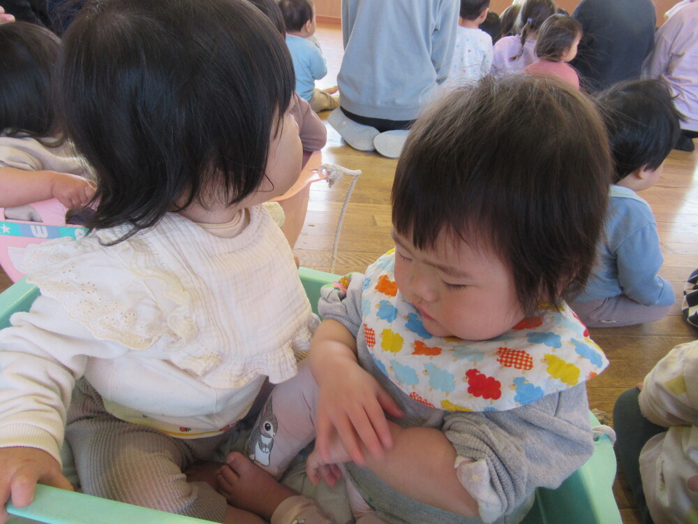 女の子が手拍子をしている2