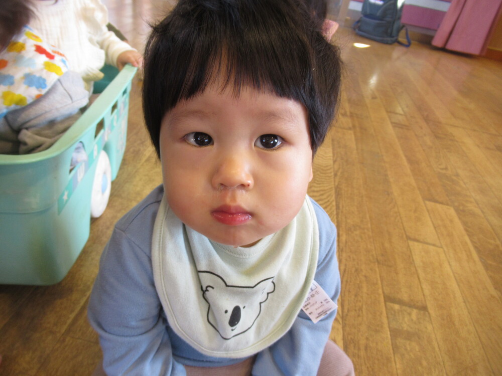 男の子が保育者の出し物を見ている