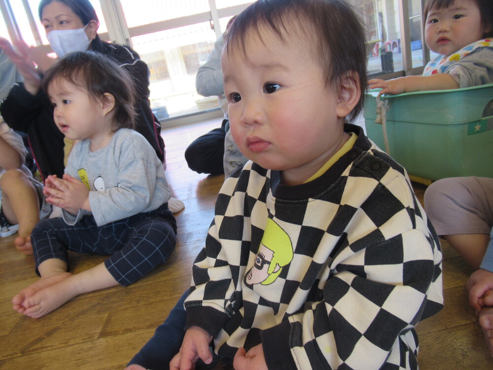 男の子が保育者の出し物をみている２