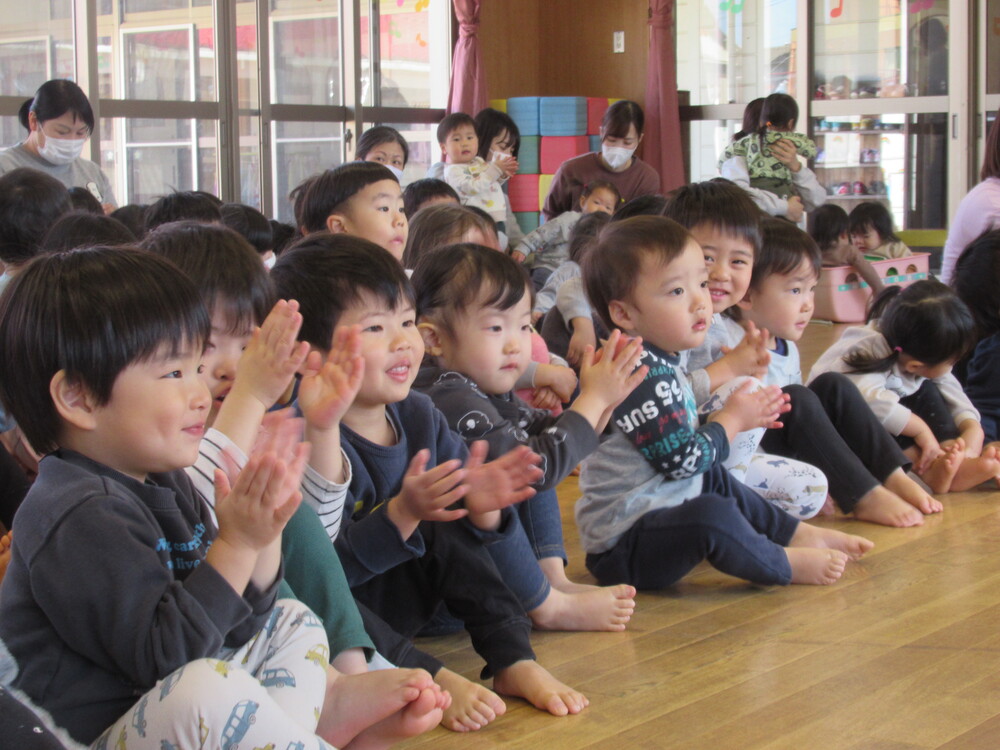 インタビューを見ている子どもたち