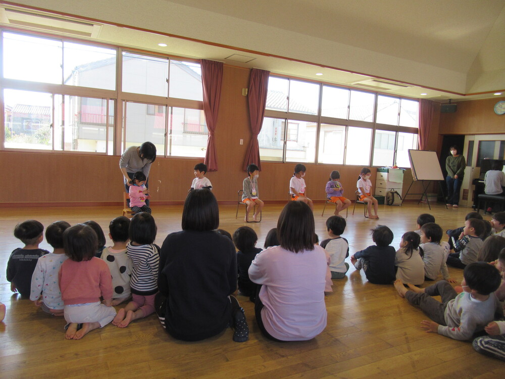 ３月生まれのお友だちが並んでいる