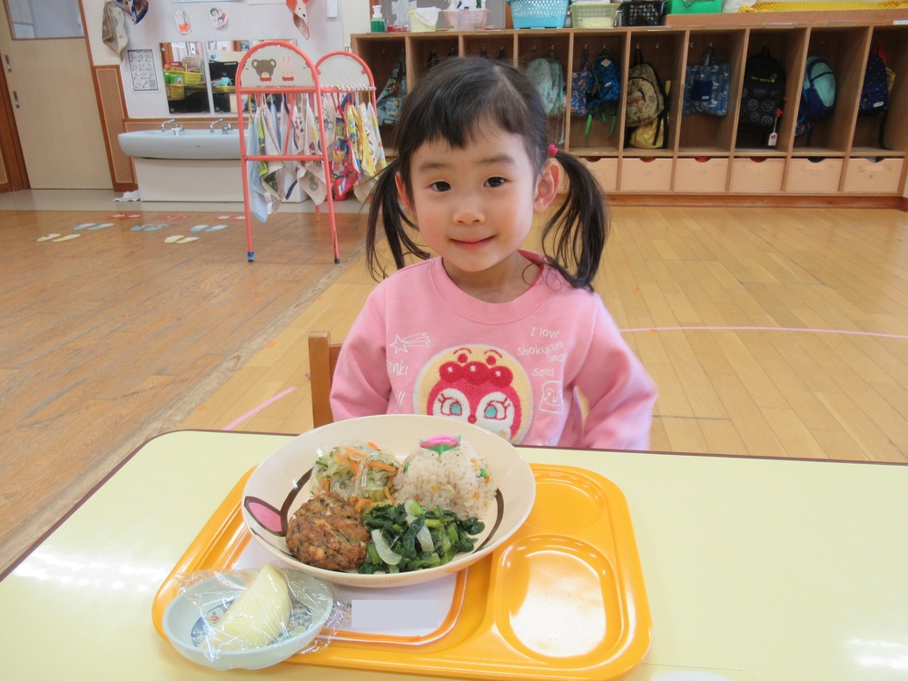 給食を食べている誕生児