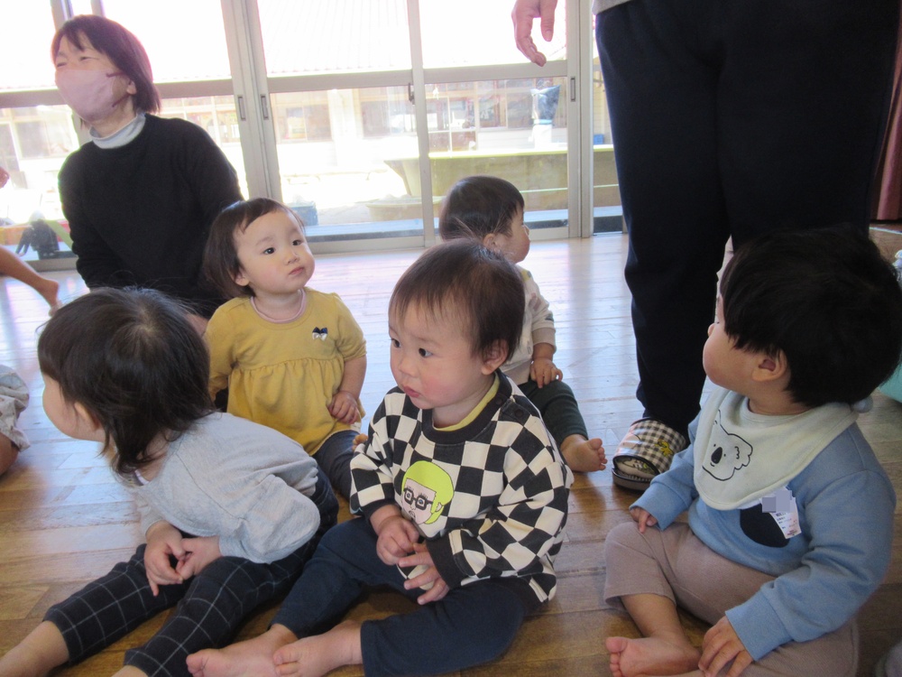 みんなで保育者の話を聞いている3