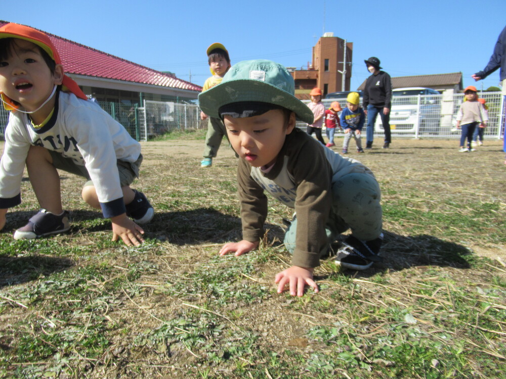 だるまさんがころんだをしている子どもたち