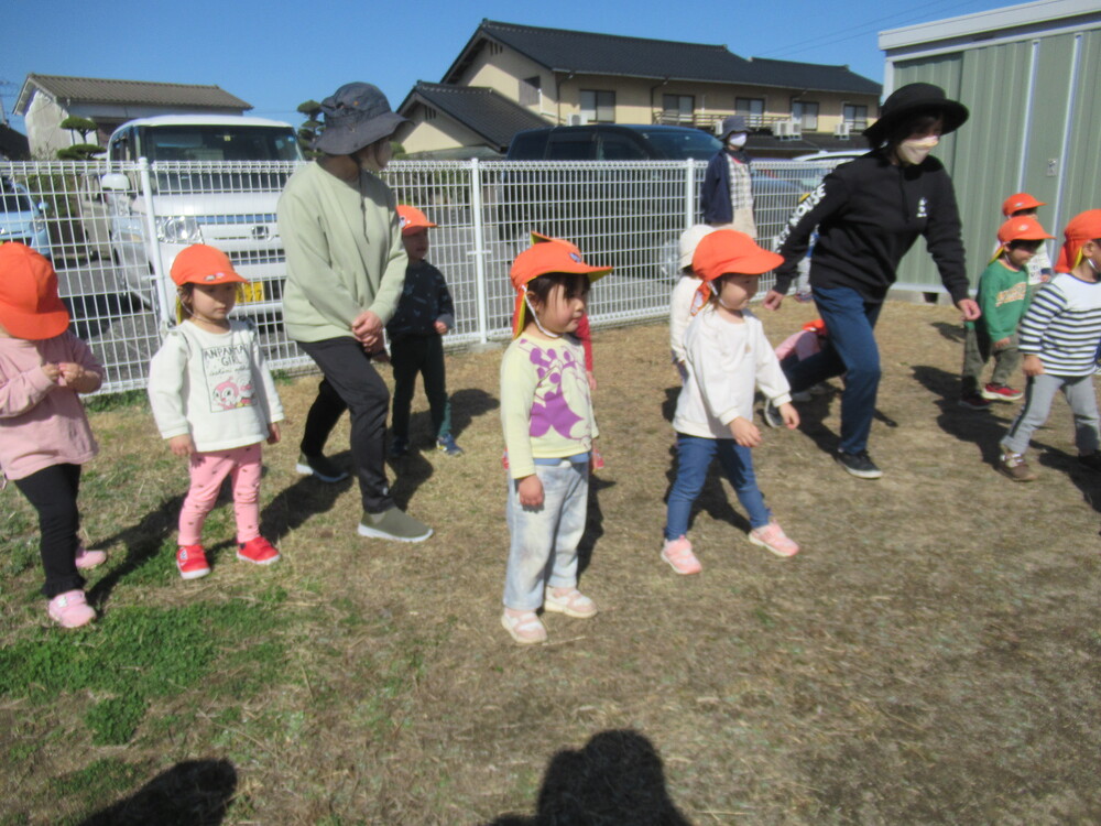 だるまさんがころんだをしている子どもたち