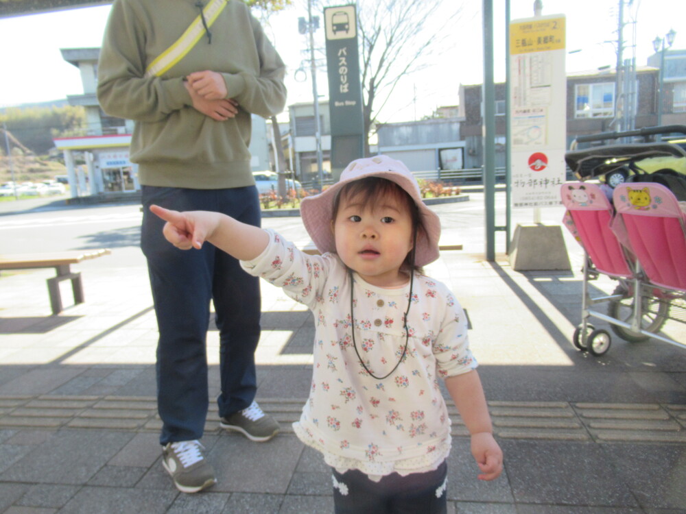 指差しをしている子ども