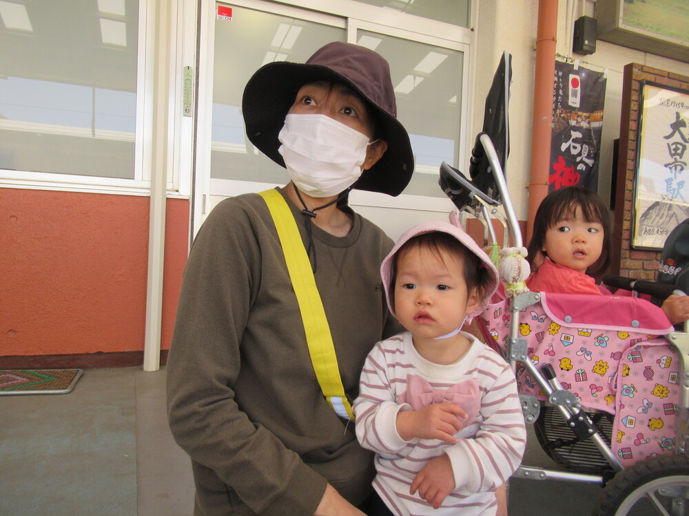 汽車を見る子ども