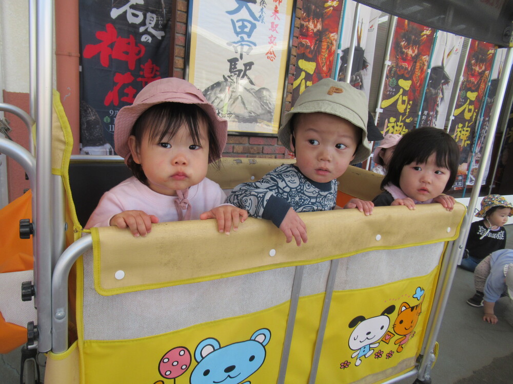 汽車を見る子ども
