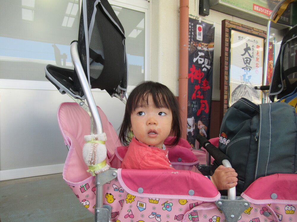 汽車を見る子ども