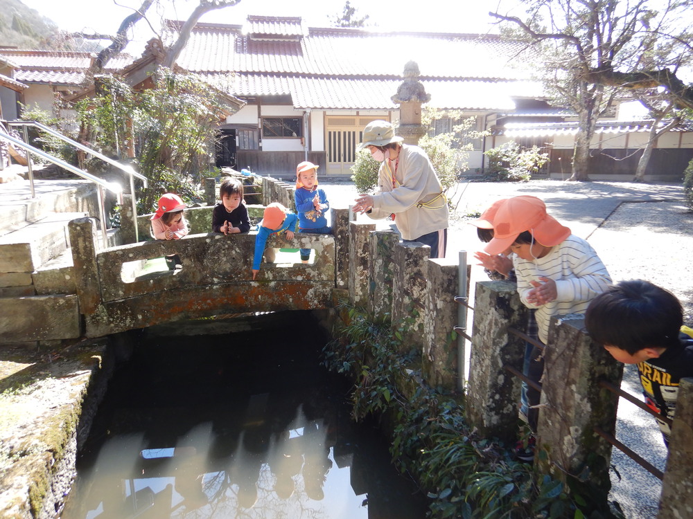 金魚を見る子ども