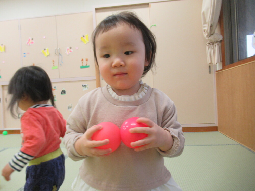 女の子がボールを持っている