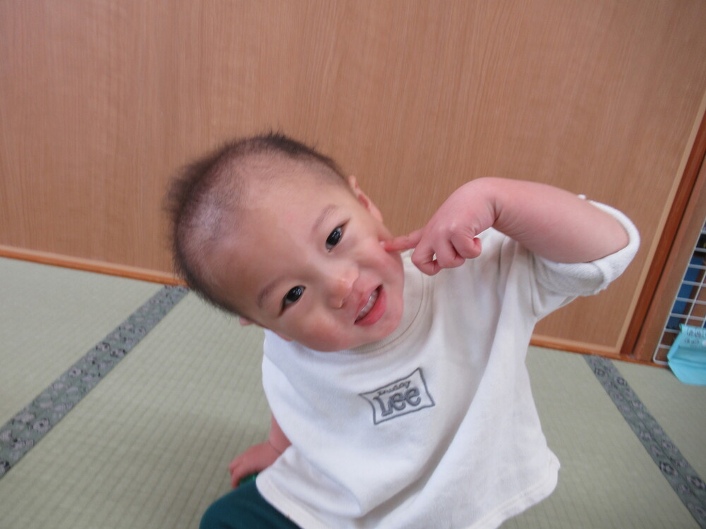 ポーズをとる男の子