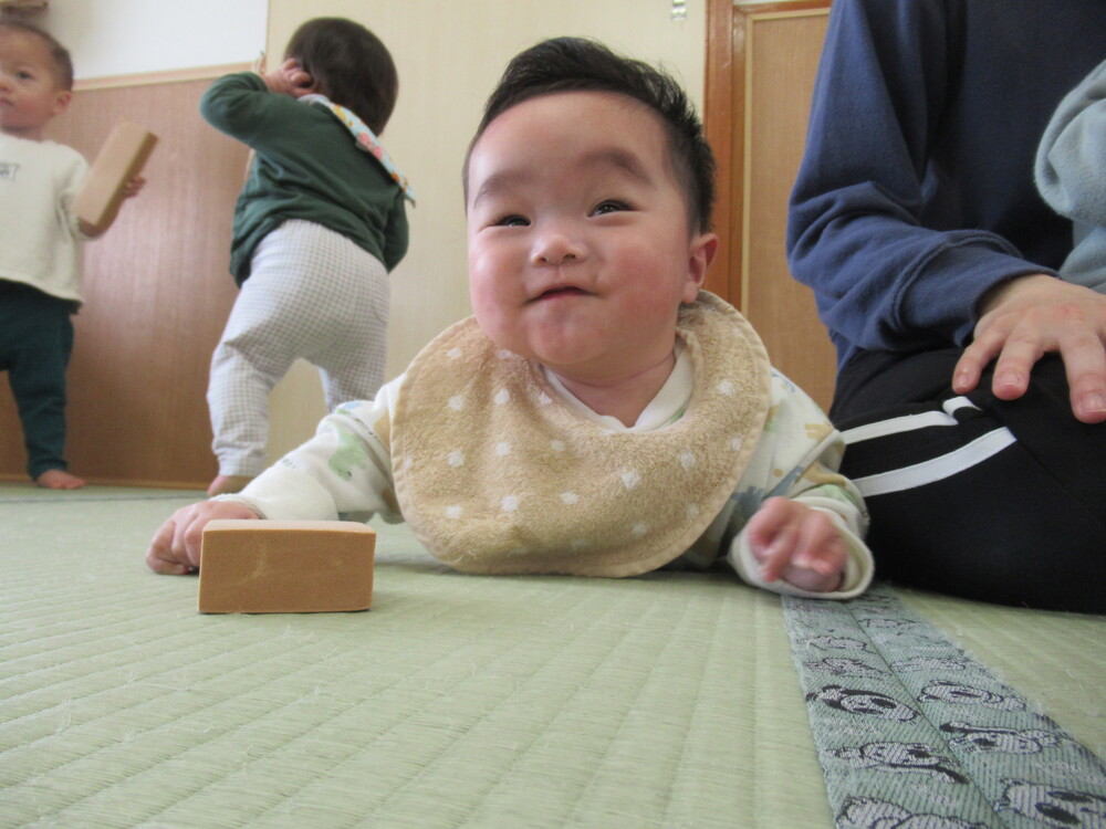積み木を見て笑う