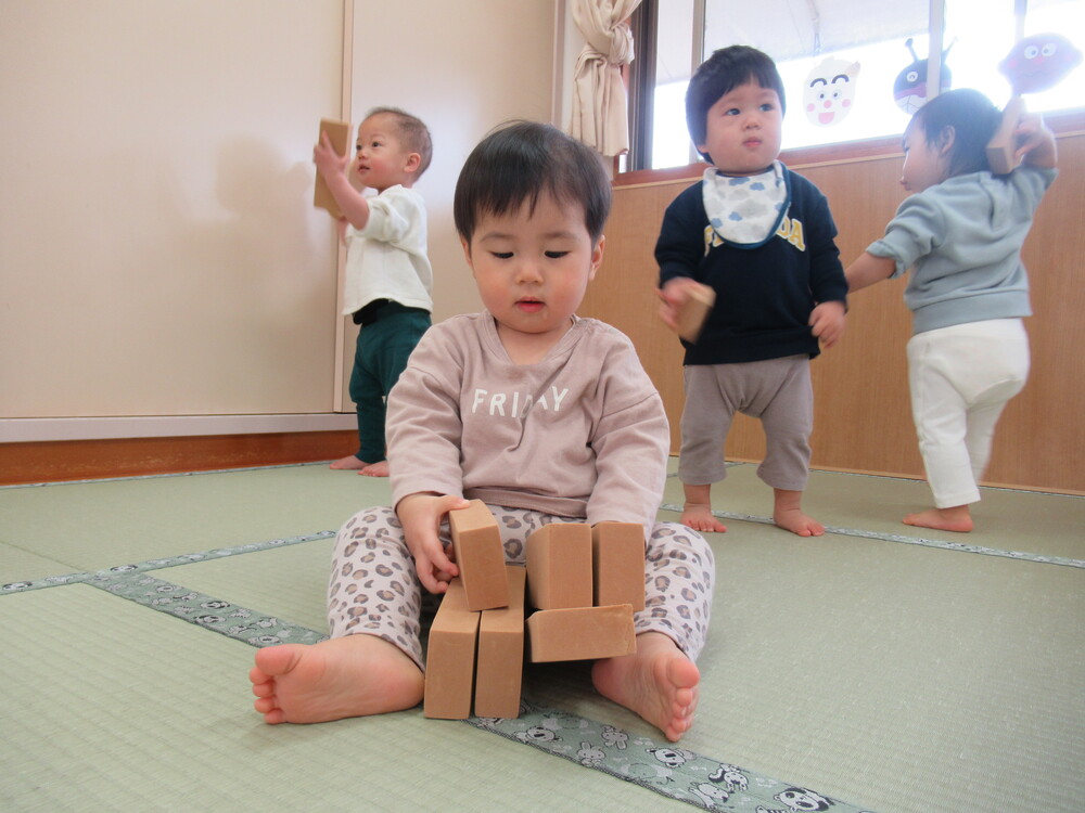 積み木を重ねる