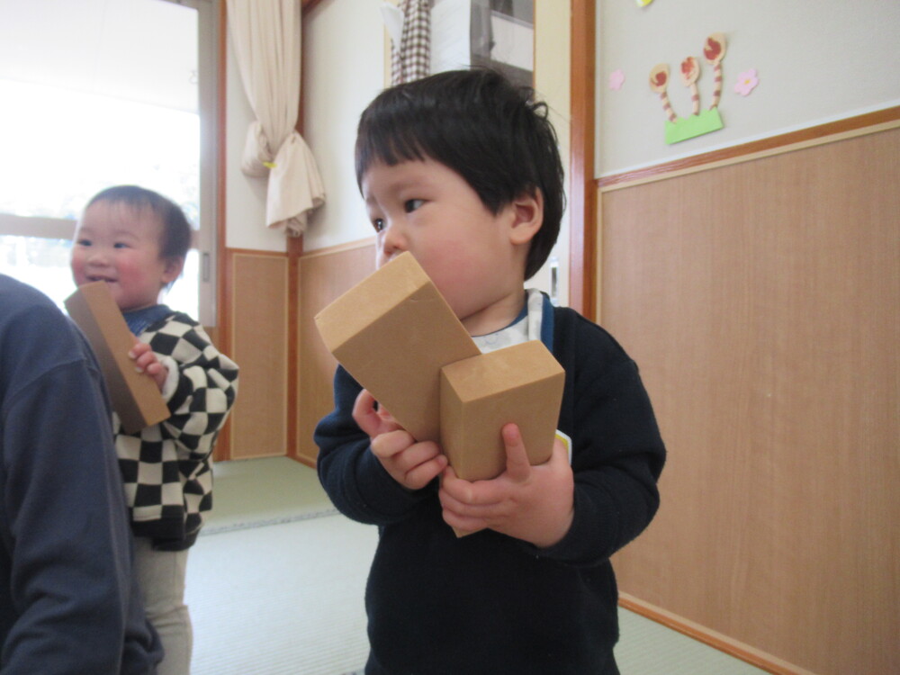 積み木を運ぶ
