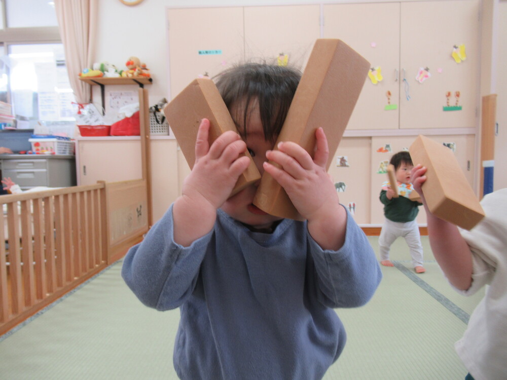 顔を隠す
