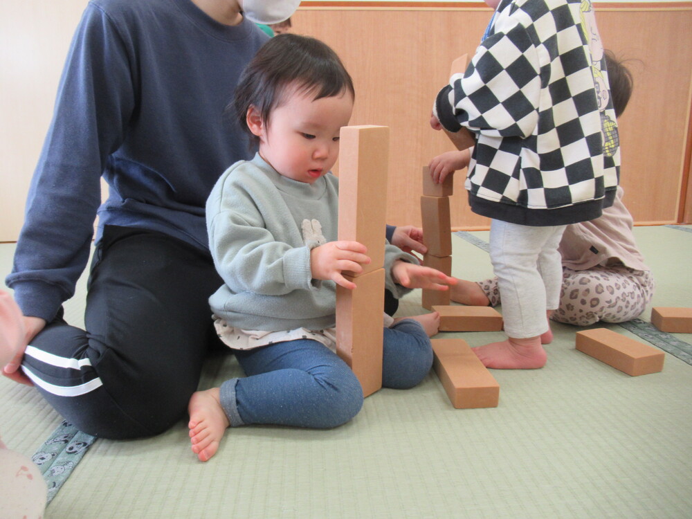積み木を重ねる２