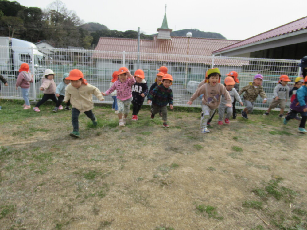 園庭で遊んでいる