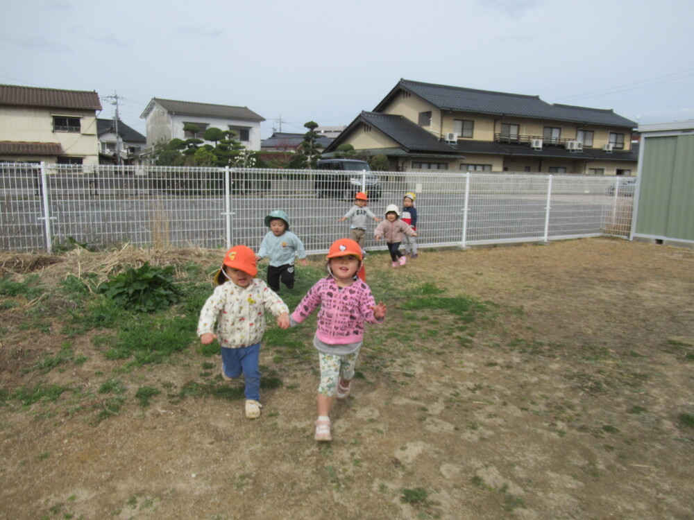 園庭で遊んでいる