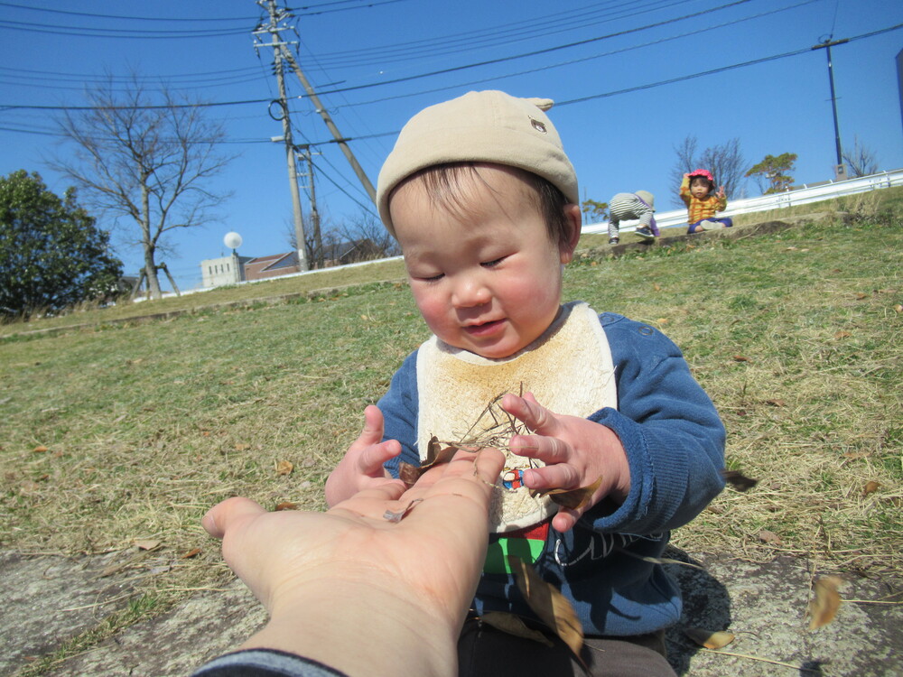 落ち葉で遊ぶ子ども