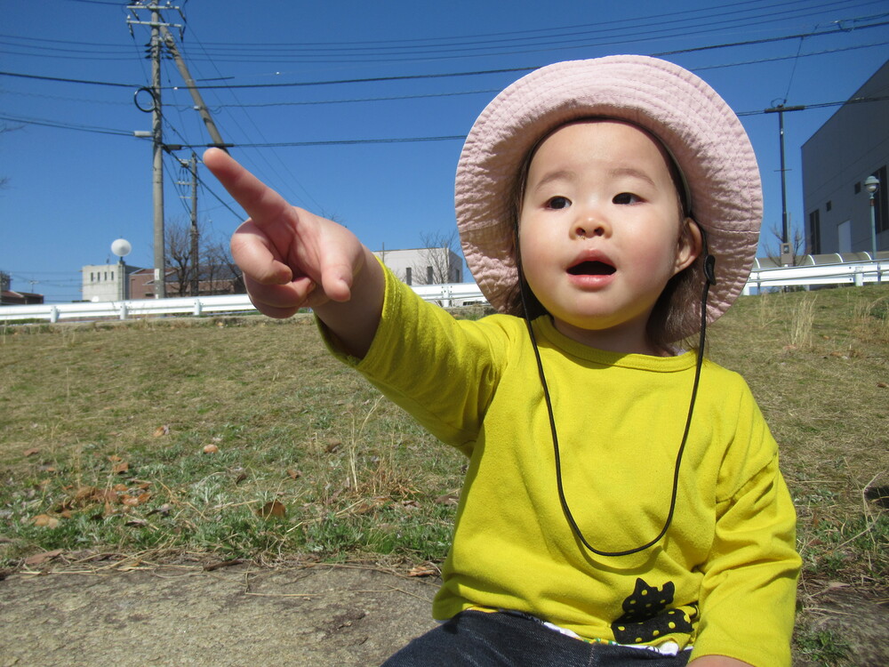 車を見る子ども