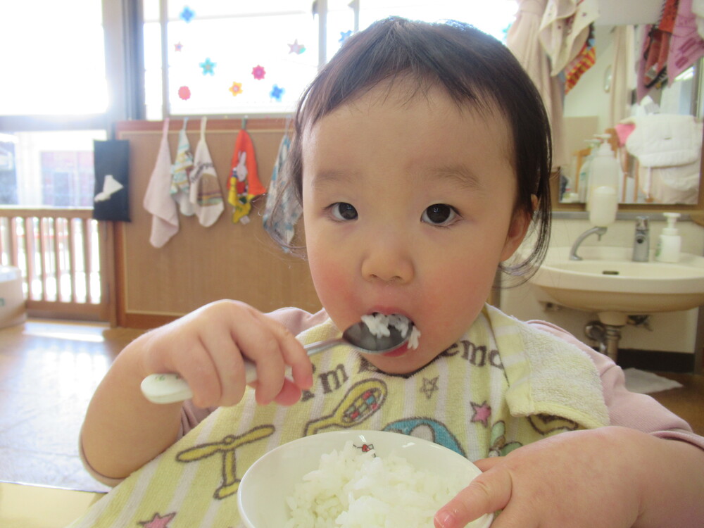 給食を食べる子ども