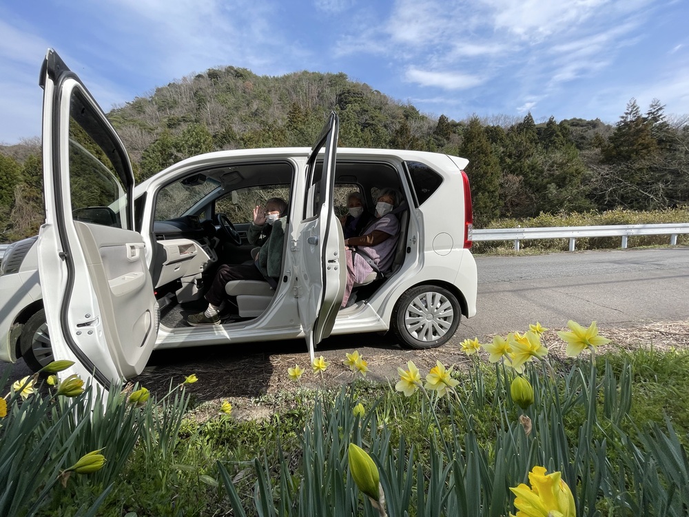 車に乗って花を見ている様子