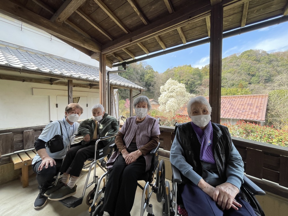 東屋で休憩中