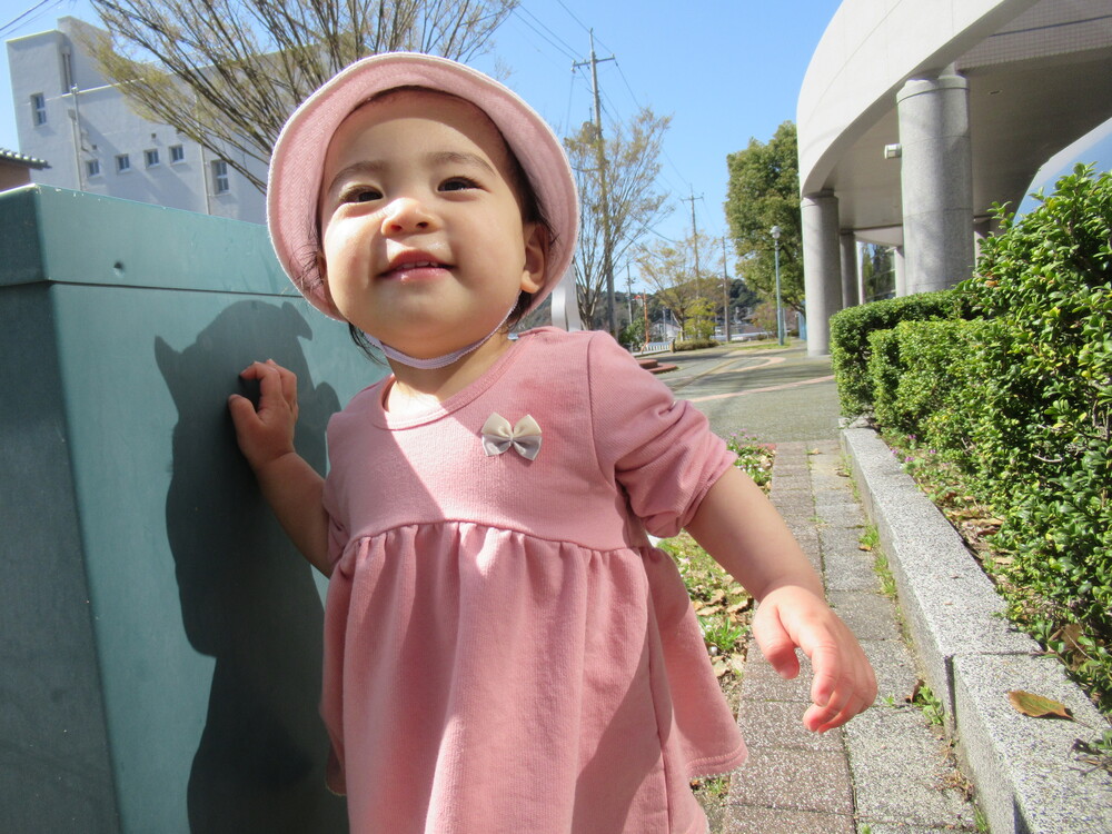 女の子が笑顔で遊んでいる