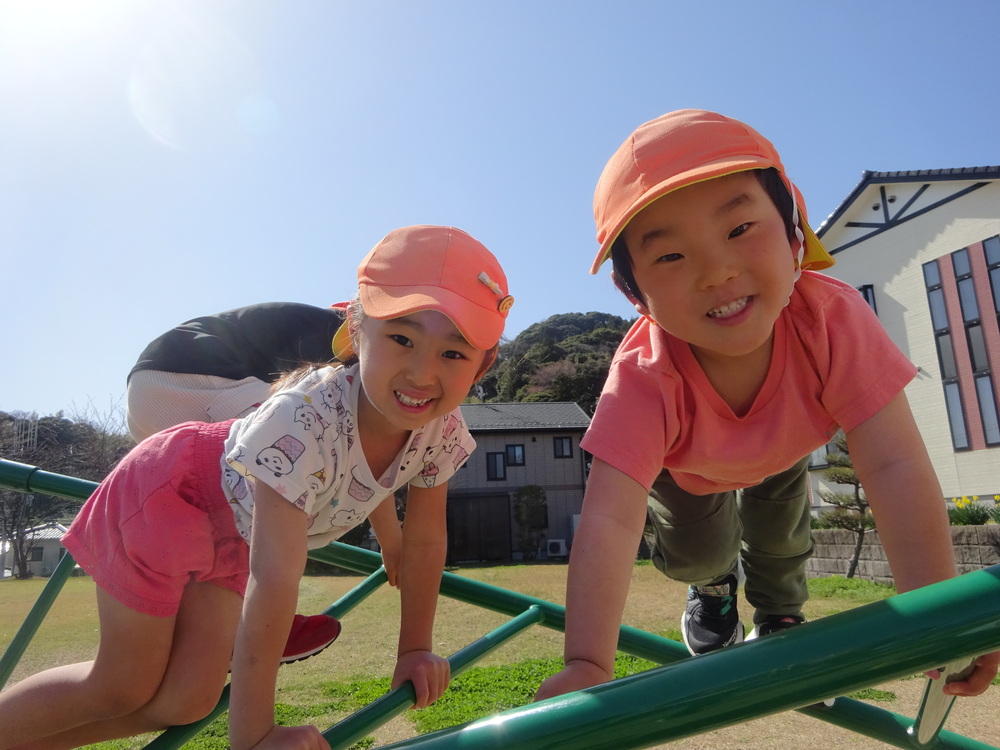 遊具で遊ぶ様子