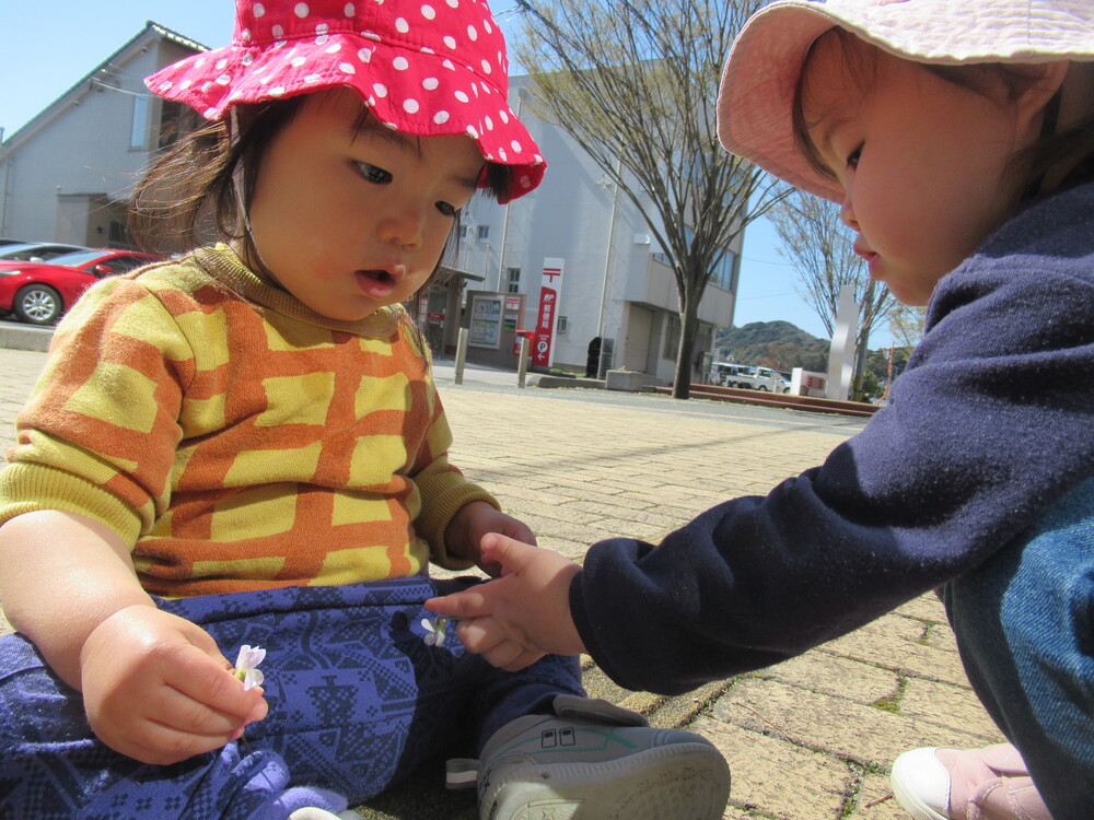 男の子が女の子からお花を受け取っている