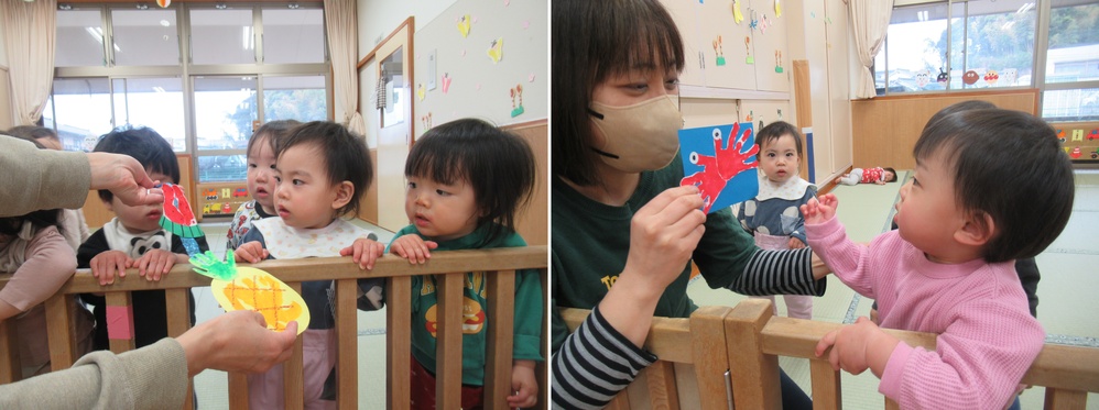 女の子たちが作品を見ている