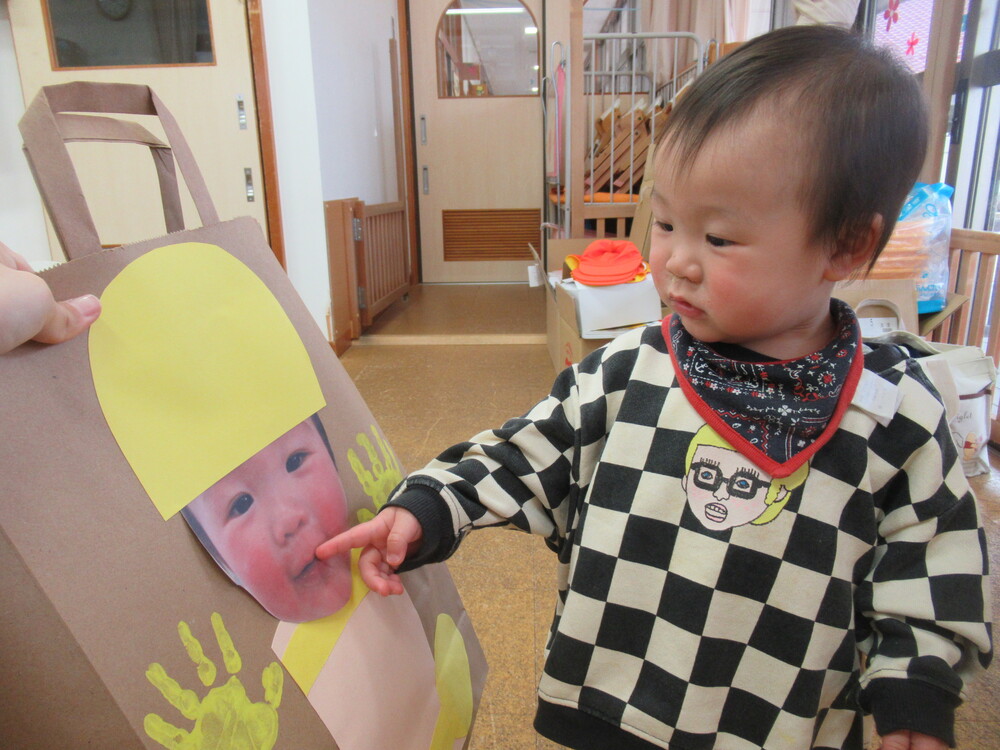 男の子が作品バックを見ている