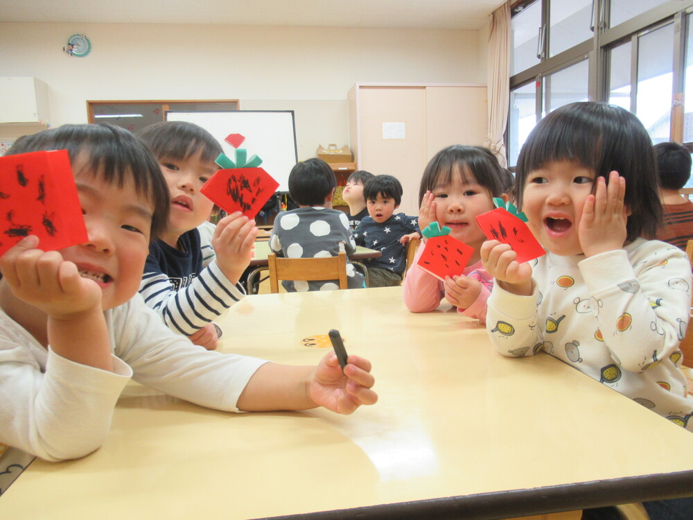 イチゴを持っている子どもたち