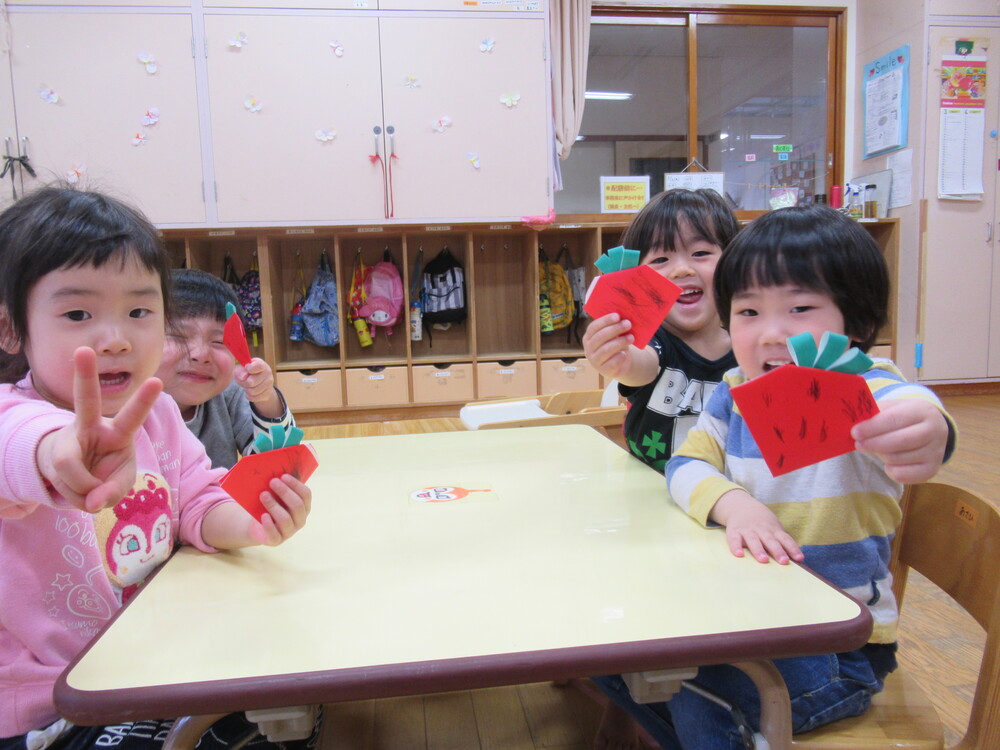 イチゴを持っている子どもたち